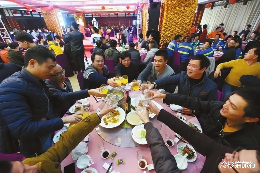 小夫妻两年没吃过一口肉,同事喜宴上过足嘴瘾,同事:太心酸了