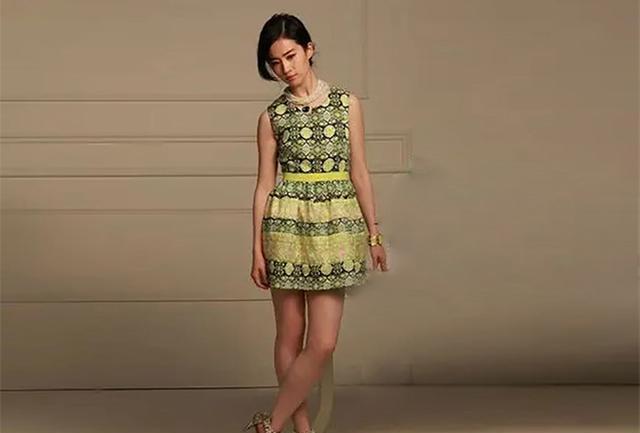 刘亦菲|刘亦菲穿印花短裙拍写真，膝盖状态引起热议，网友：刚跪完键盘吧