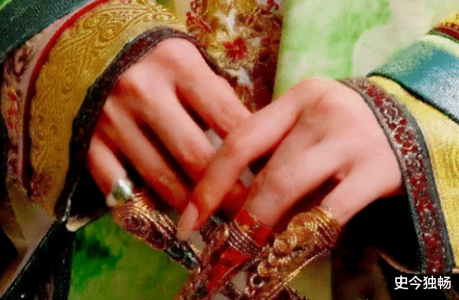 口红 清朝妃子为何总戴长指甲套？除了美观，更重要的是为了方便皇上