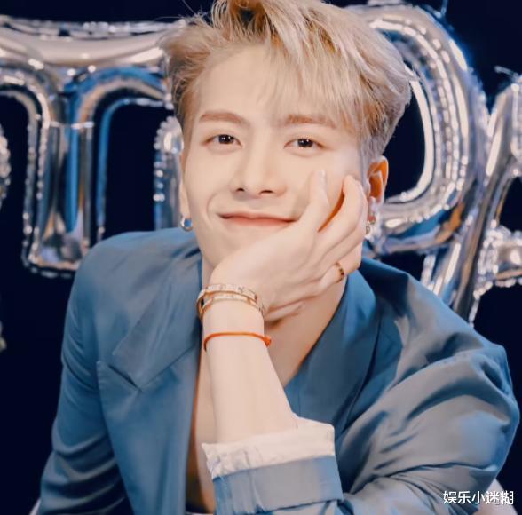 王嘉尔|王嘉尔现身机场被提醒“别塌房”,本人捂脸笑,助理表情引争议