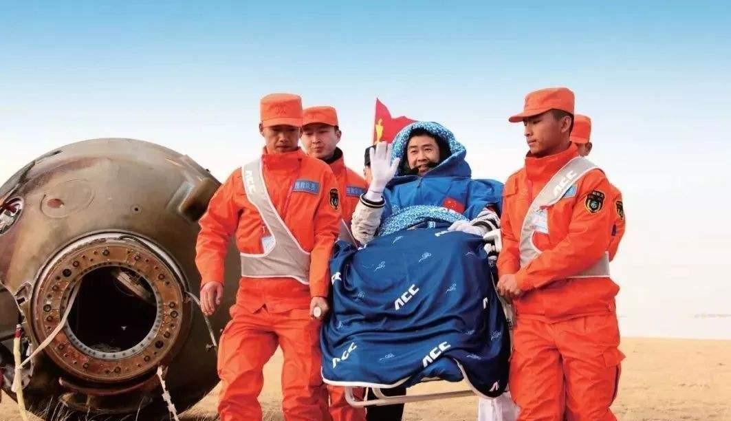 牺牲太大!神十四返回,宇航员出舱后面部浮肿,被抬上“救护车”