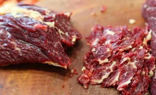 新鲜的牛肉突然“跳动”，是感染了寄生虫？内行人：可别犯傻扔了