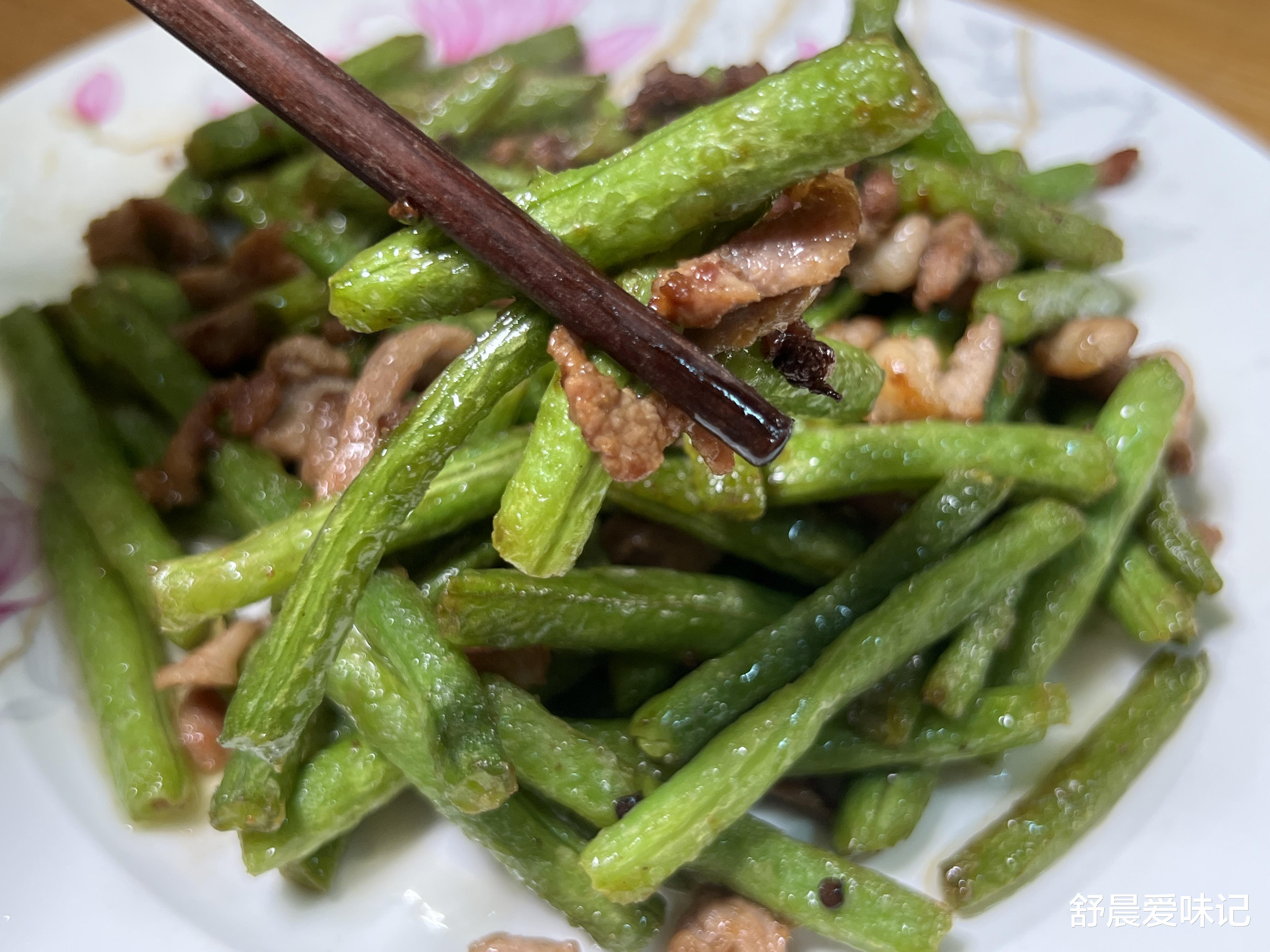 豆角炒肉丁，豆角颜色鲜亮，肉丁焦香入味，清爽开胃，好吃超下饭