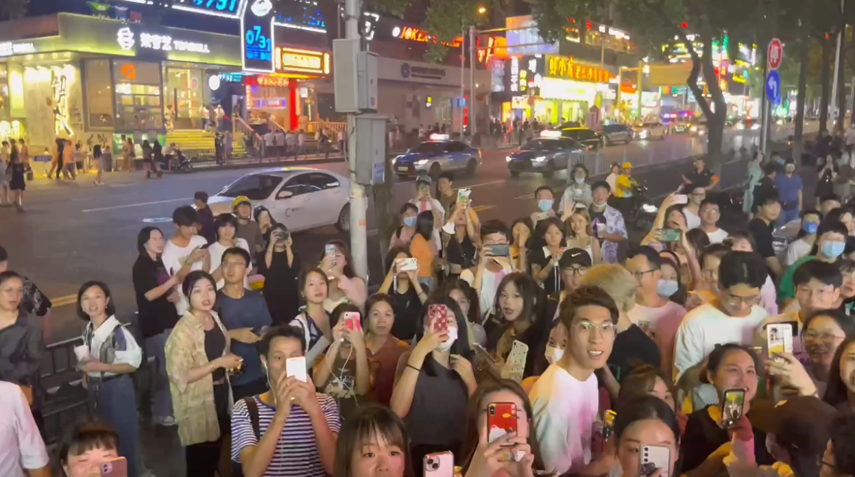 男团|笑不活了！ESO已成内娱的“顶流”？彩排现场秒变粉丝合照现场