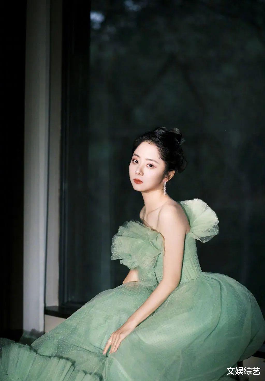 谭松韵|谭松韵现身金鹰节,身穿薄荷绿纱裙,一身清新灵动,清晰可爱