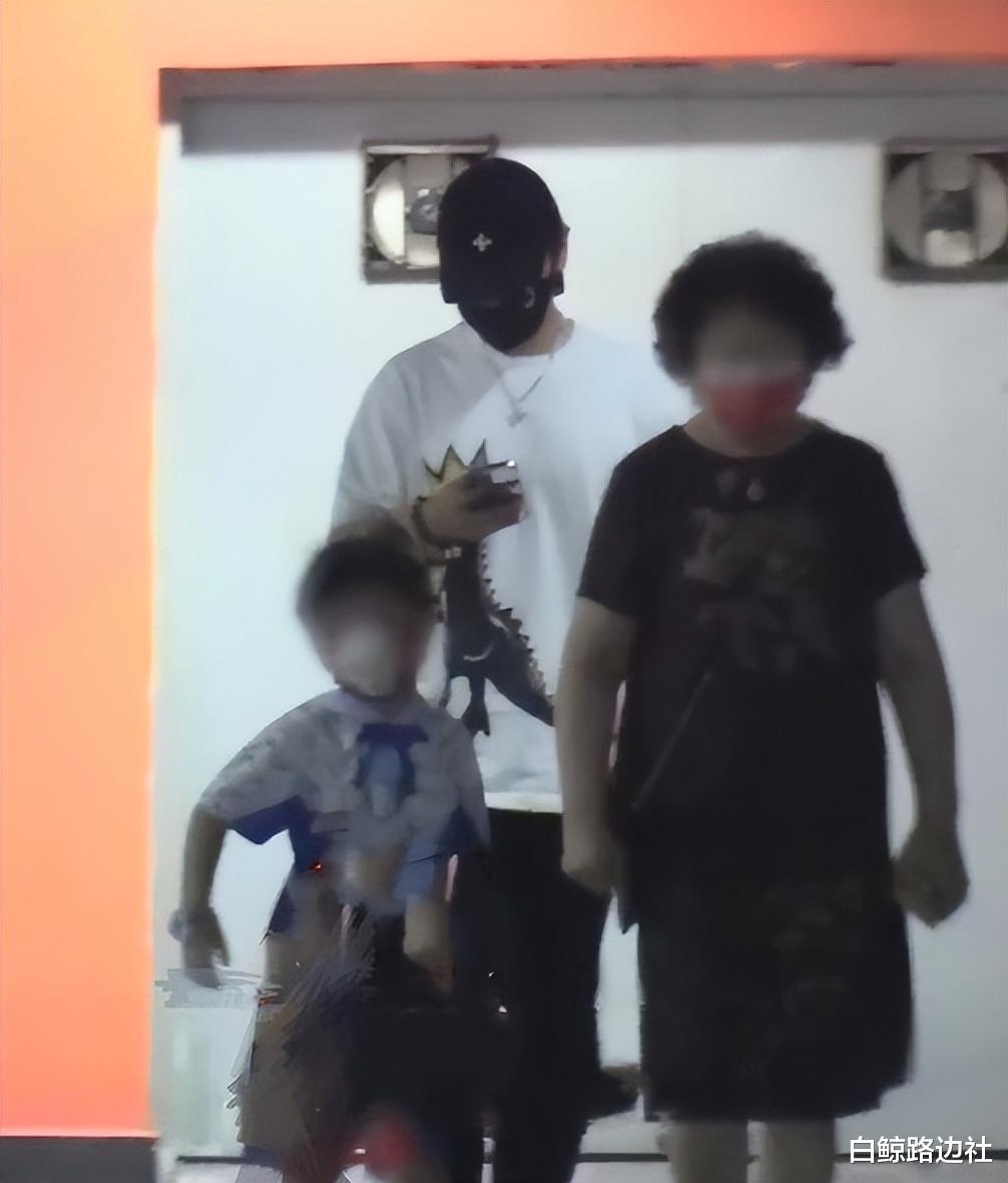 黄晓明|黄晓明杨颖轮流带娃？5岁小海绵蹦跳好活泼，爸爸全程低头看手机