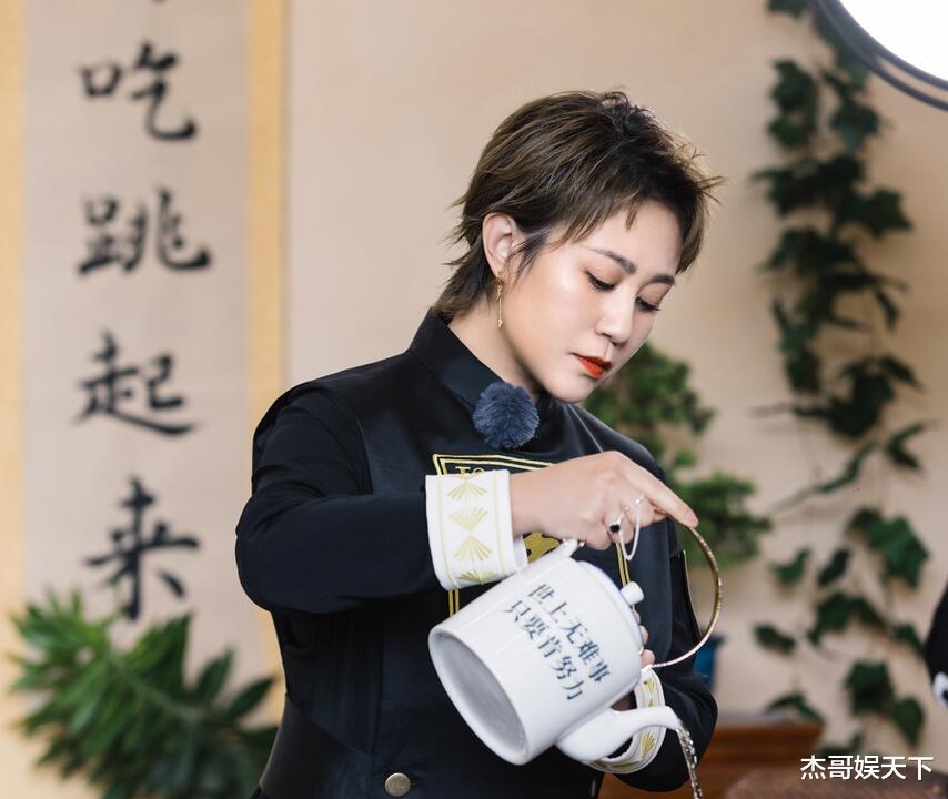 杨超越|杨超越的“突然开窍”,沈腾的“胡侃”,让这档综艺迎来封神