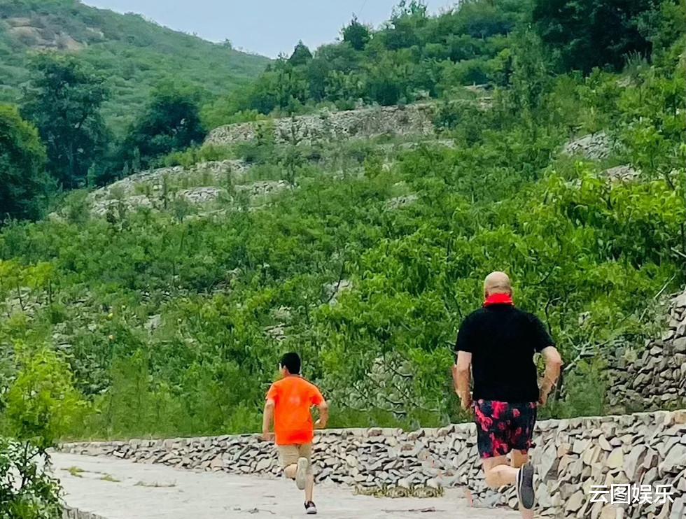 谢兰|谢兰一家三口出游!60岁师小红身材仍健硕,10岁儿子像极了爸爸