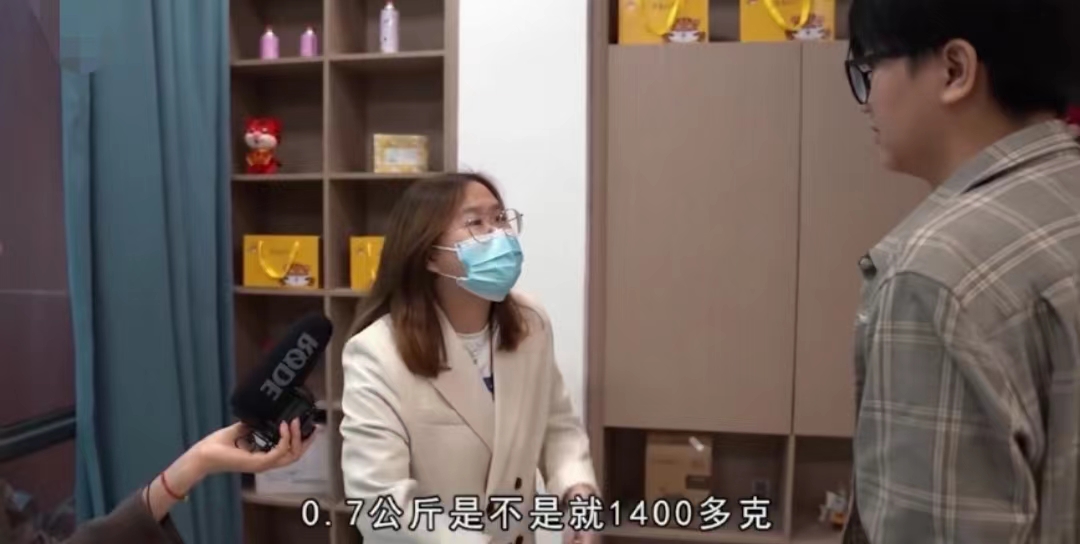 “0.73公斤是不是等于1460克!”广东广州,一男子买了一袋1200克的猫粮