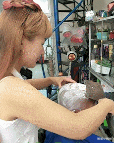 小伙骗41岁漂亮阿姨千里来约会，网友神评论：你千万不能伤害他！哈哈哈