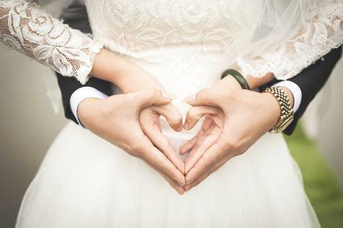 女子打牌夜不归宿,上门女婿怒砸4辆车,女子:你没有资格说我!