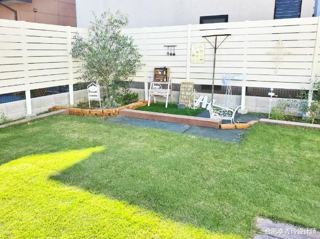 院子通铺水泥地过时了,甲板+草坪+沙地混铺,简单几种材料就很美