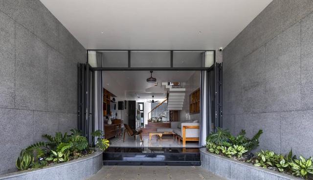 建栋3层小楼,客厅外两侧砌花坛,天井放采光井,怎一个舒服了得