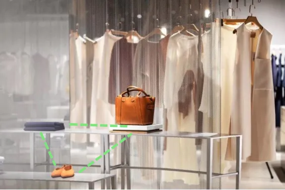 “插花”和“服装陈列”共有的一个规则:三角构图