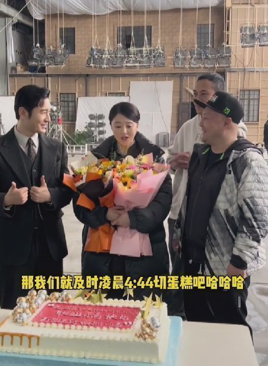 蒋欣|蒋欣新剧宣布杀青，黄晓明亲自送上鲜花，抚背合影关系亲密