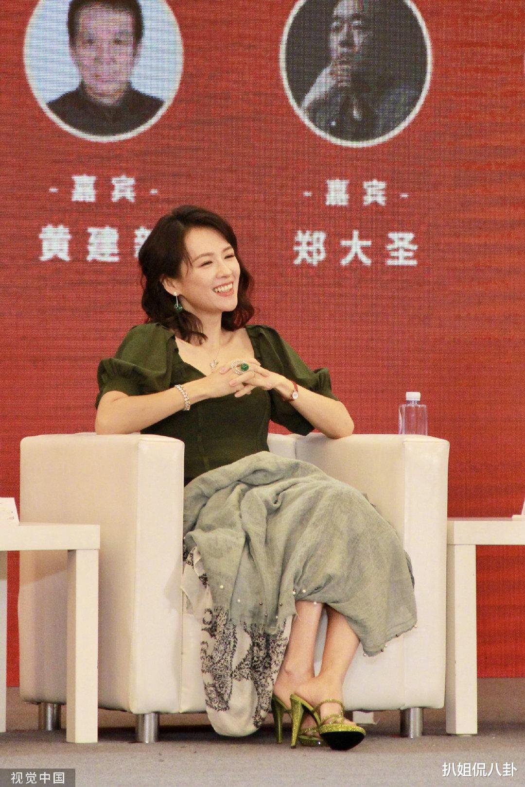 章子怡|44岁章子怡生图美上热搜，戴全套翡翠绿钻石珠宝，又美又有钱