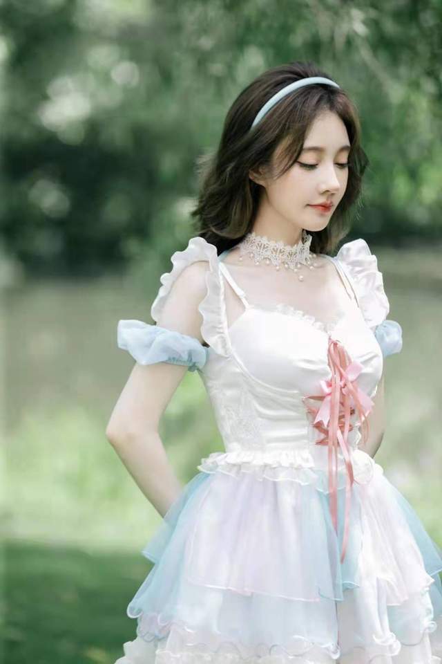 冯提莫|冯提莫机场和粉丝可爱互动,互相干杯瞬间被抓拍,粉丝有趣回应