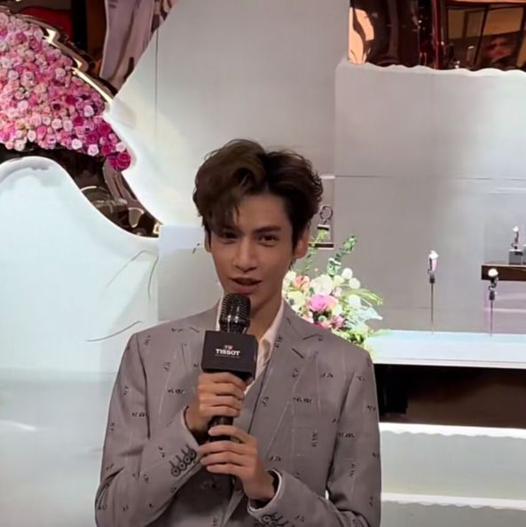 罗云熙|罗云熙沈阳出席活动,身材纤细双腿瘦成竹竿,近照被指酷似郭敬明