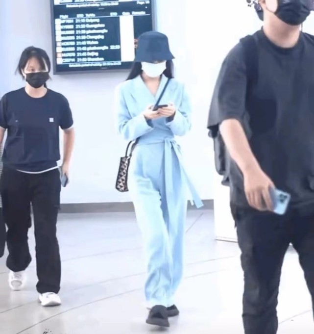 天蝎座|赵丽颖升官后气场全开!穿露脐西装不像领导,女明星范下美成焦点