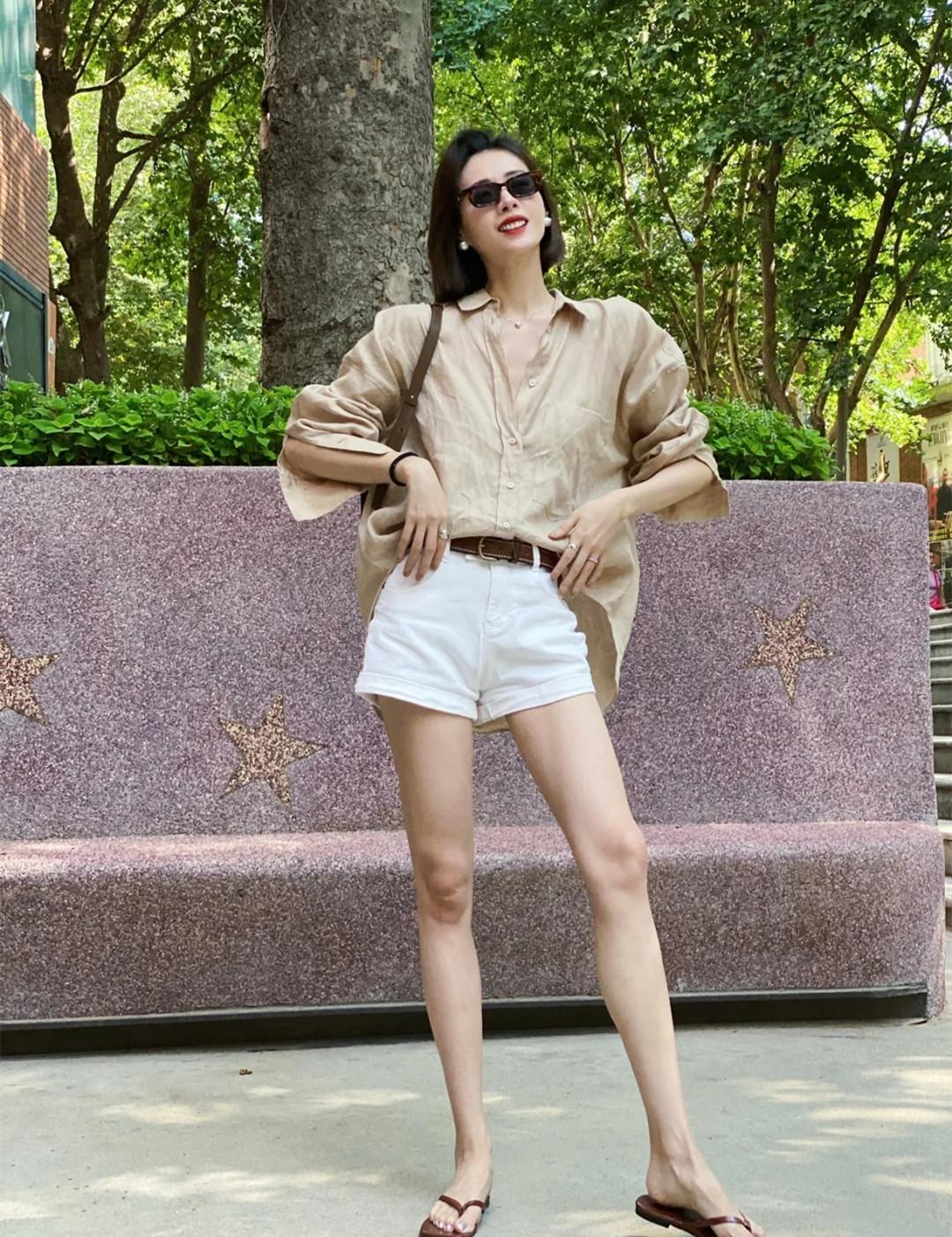 衬衫不一定要塞进裤子、裙子,今年流行“衣摆盖住胯”,时髦好看