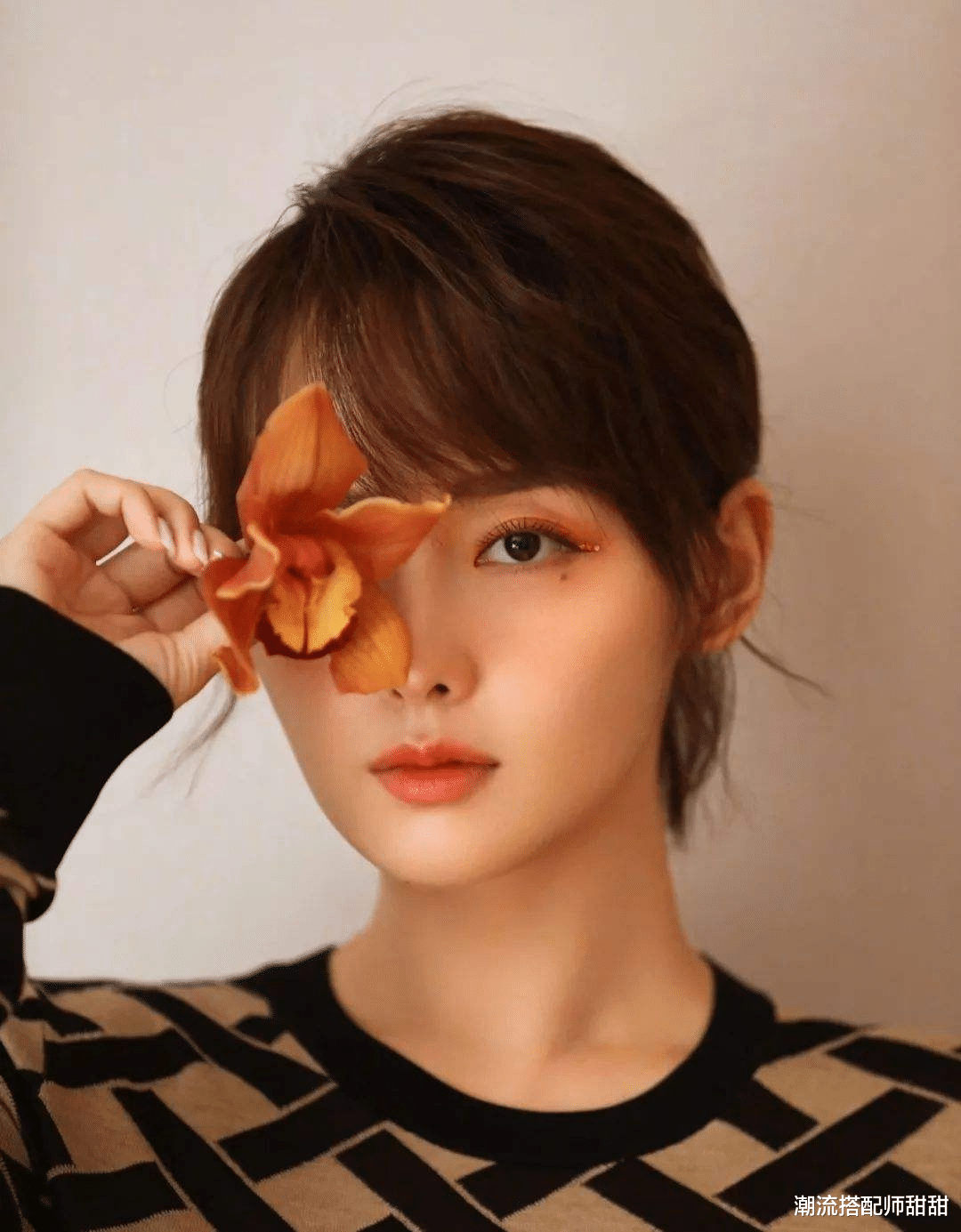 穿衣搭配 张嘉倪这妆容真挺不干净，显得眼睛小还有点妖精感，一般人别尝试