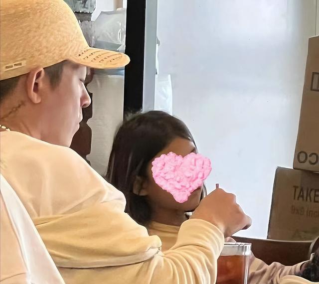 陈冠希|陈冠希一家排队吃平价中餐，与路人合影显老态，直播卖丑引争议