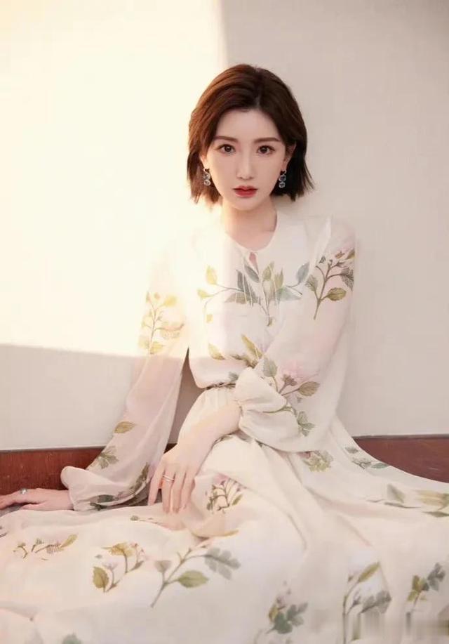 毛晓彤|毛晓彤最新造型,花朵长裙太美啦