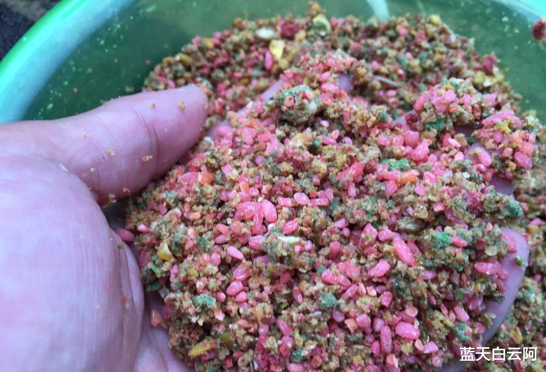 饵料|酒米里面加点“料”，鱼会吃得更香，越钓鱼越多、天冷更明显！