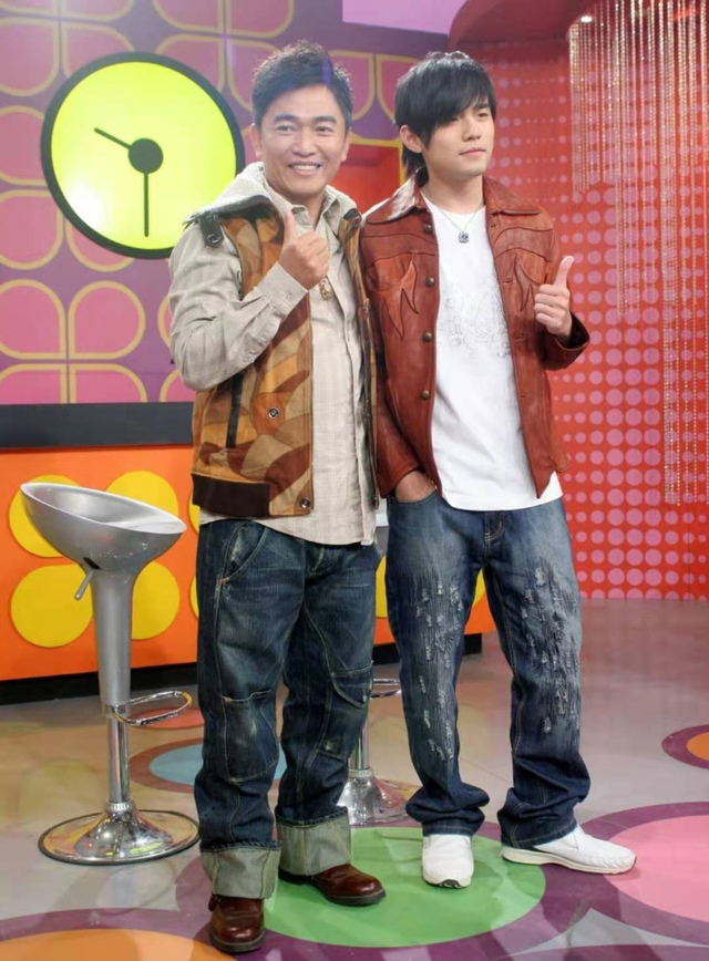 周杰伦|周杰伦晒妻子陪女儿练琴，昆凌穿露腰装，小腹突出抢镜无身材焦虑