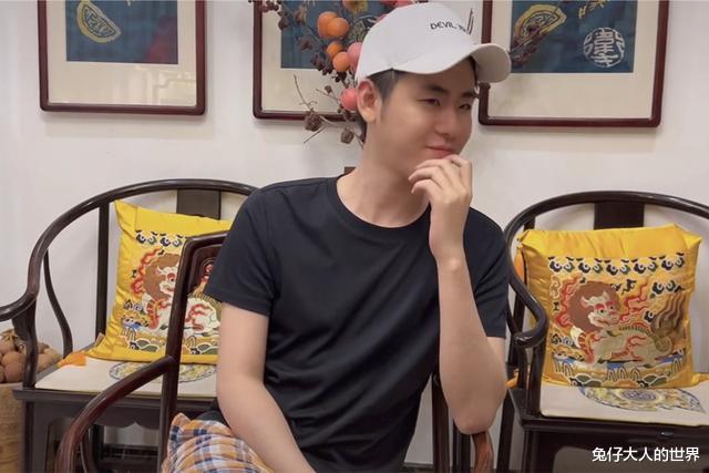 德云社|德云社张云雷晒自拍照,并与粉丝互动,粉丝:辫哥哥真是懂大家