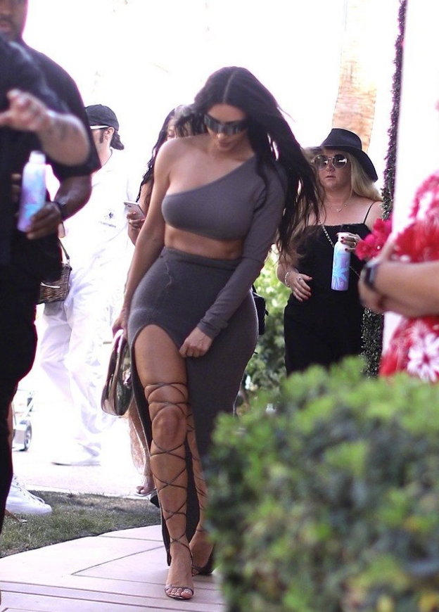 金·卡戴珊|“富婆”卡戴珊腿上缠绳玩性感！因绳子绑太紧，大腿勒出几圈赘肉