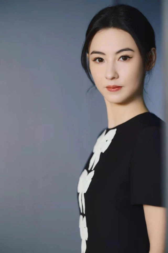 张柏芝|41岁张柏芝终于现身！素颜出行美貌却开挂，开车带儿子兜风真潇洒