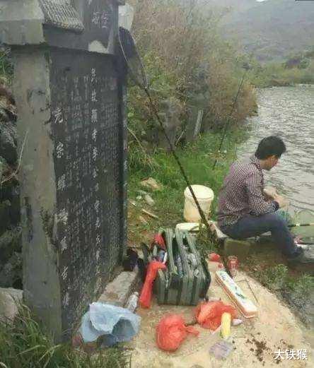 大爷|钓鱼人的胆子有多大？夜钓坟墓旁都是小儿科，最后两大爷是真胆大