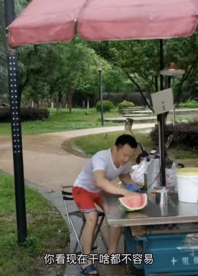 杨幂|实力派男演员在金华摆摊，感叹生活不易家有老小，被认出大方合影