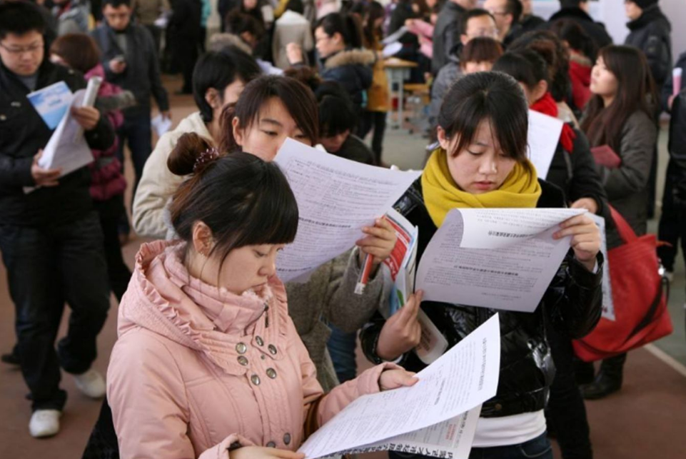 文职|军队文职招聘“爆冷”？收入可观待遇优厚，却鲜有人报考！