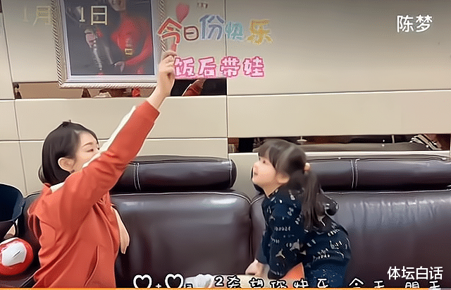 陈梦|陈梦全家聚餐！一桌超15个菜，陪闺蜜女儿展现母性，凌乱卧室曝光