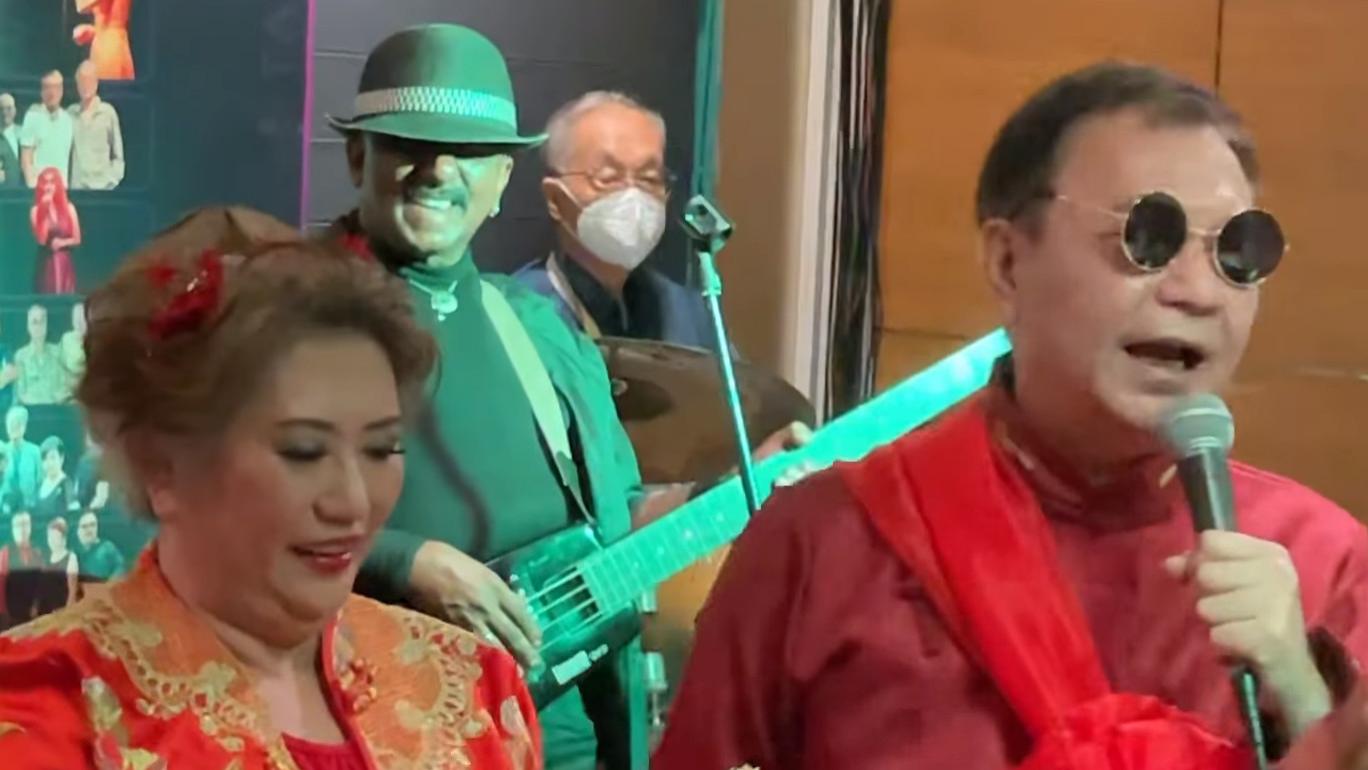 |知名港星结婚41周年，携妻穿中式礼服庆祝，掀红盖头深情表白妻子