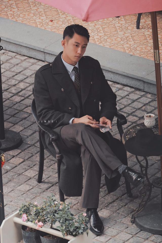 黄景瑜|鲨疯了！黄景瑜《孤战》路透 解锁民国贵公子造型