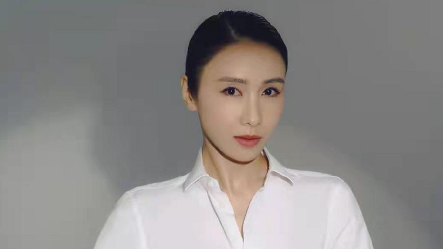 黎姿|50岁黎姿做运动突发意外！靠拐杖走路手暴青筋，素颜露面脸色白