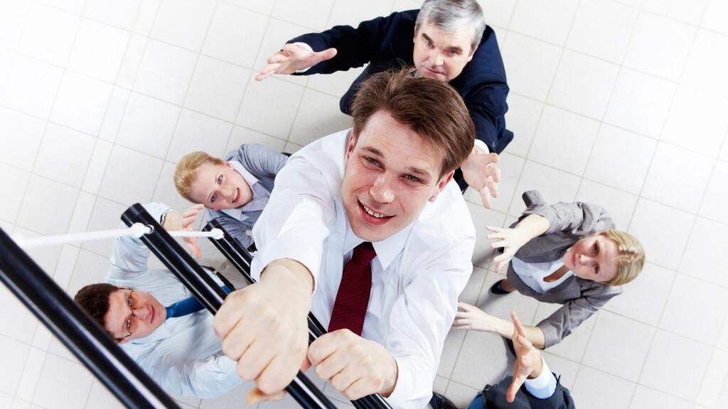 |老实工作的人，没有拍马屁的人升职快？职场远比你想象的残酷