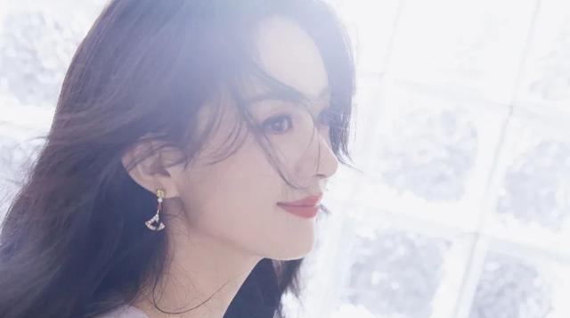 赵丽颖|赵丽颖身穿半隐长裙现身直播间，换上这种发型，瞬间秒变气质女神