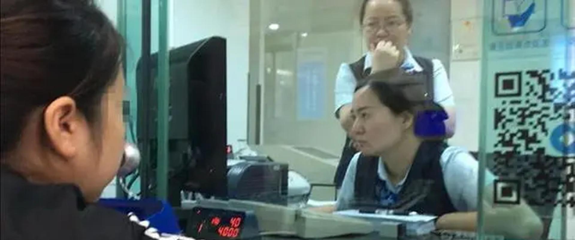 2019年 帮女儿还清几十万贷款后母亲拿出领养证:你不是我亲生的!