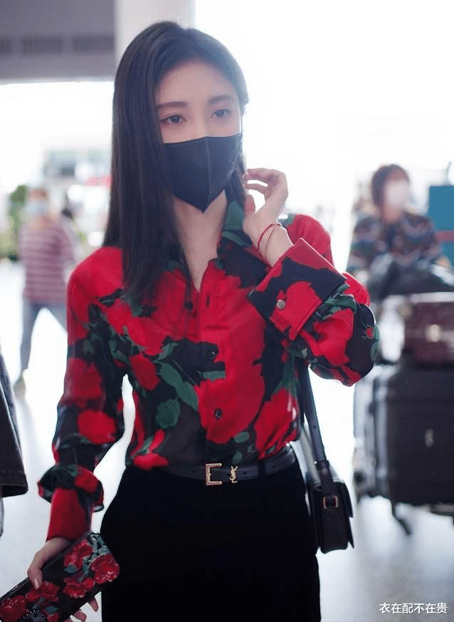 鞠婧祎|鞠婧祎很懂怎么显高，用“上繁下简”塑造复古风，看着就有女神范