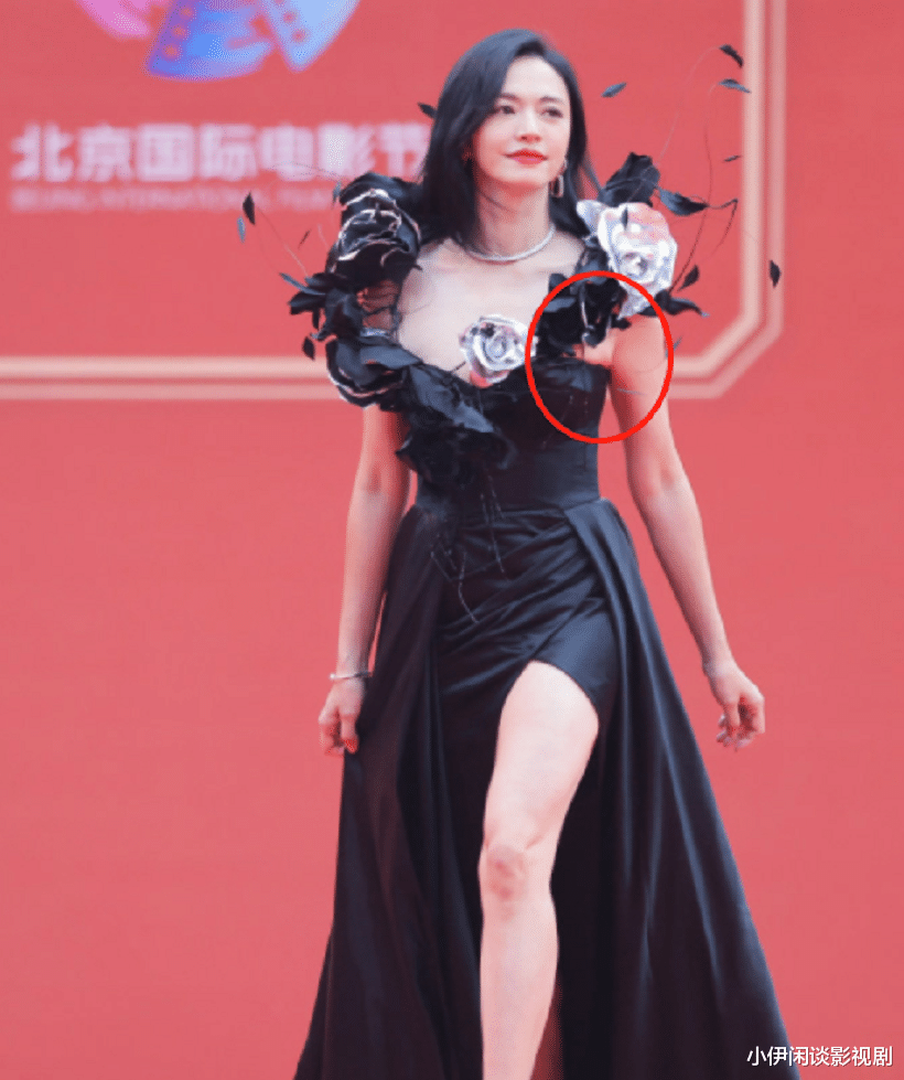 惠英红|北影节红毯：露得多最尴尬，陈都灵“黑化”，咏梅惠英红气质完胜