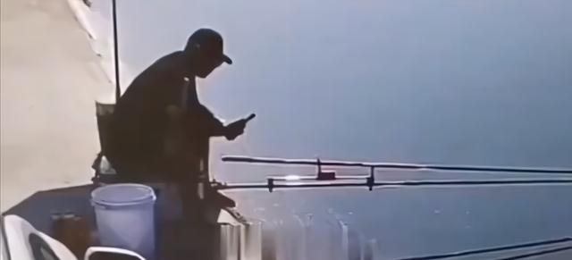 |钓鱼人蒙圈啦！男子盘黑坑中大鱼，鱼竿连续断3次，网友：放手吧