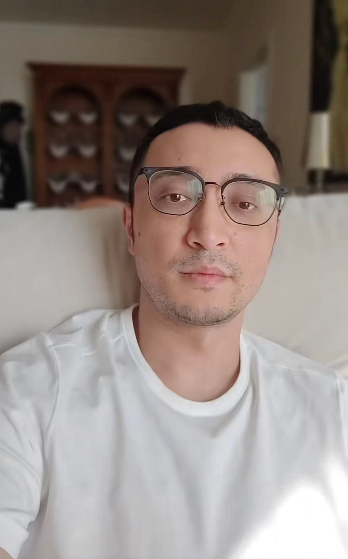 尼格买提|尼格买提元宵晚会衣冠楚楚,回家胡子拉碴,老婆国外留学分居两地