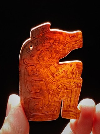 |周 和田玉沁色 瑞兽 玉珮 挂件