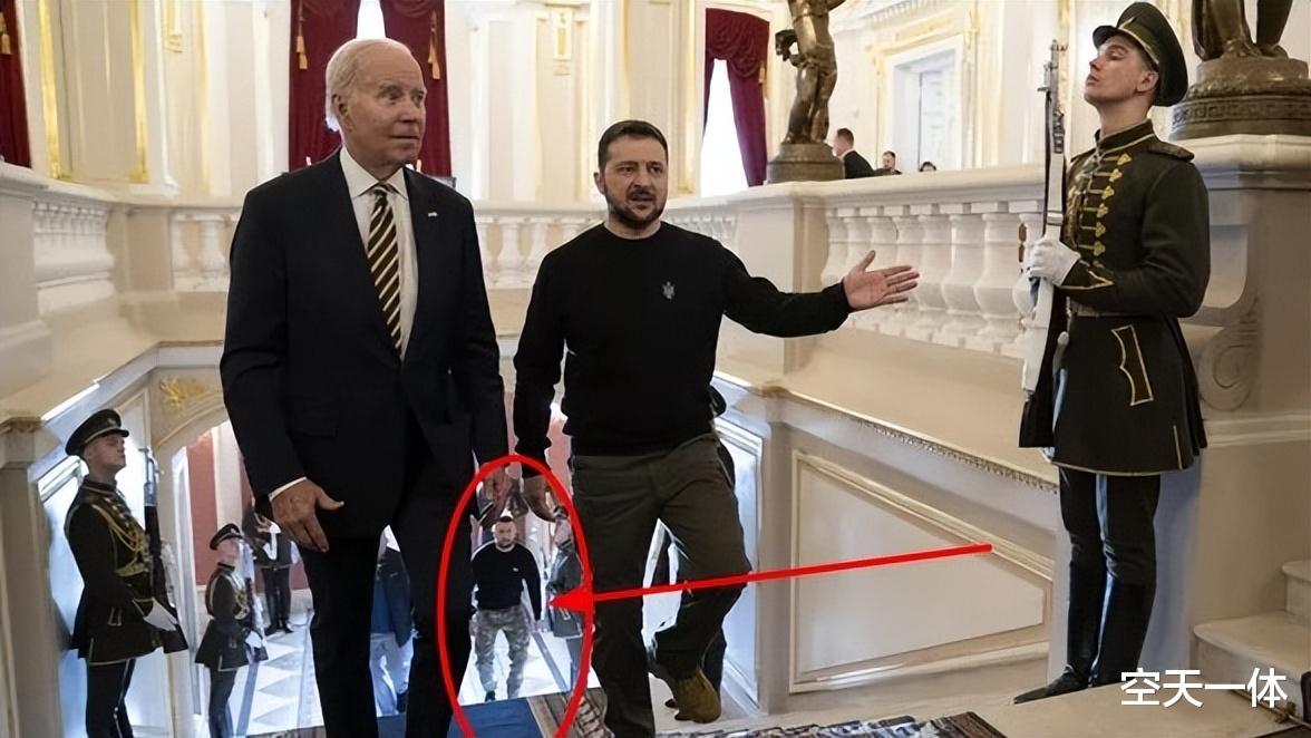 泽连斯基|和秦桧、黄四郎一样，泽连斯基也有自己的替身？为何要一起出现？