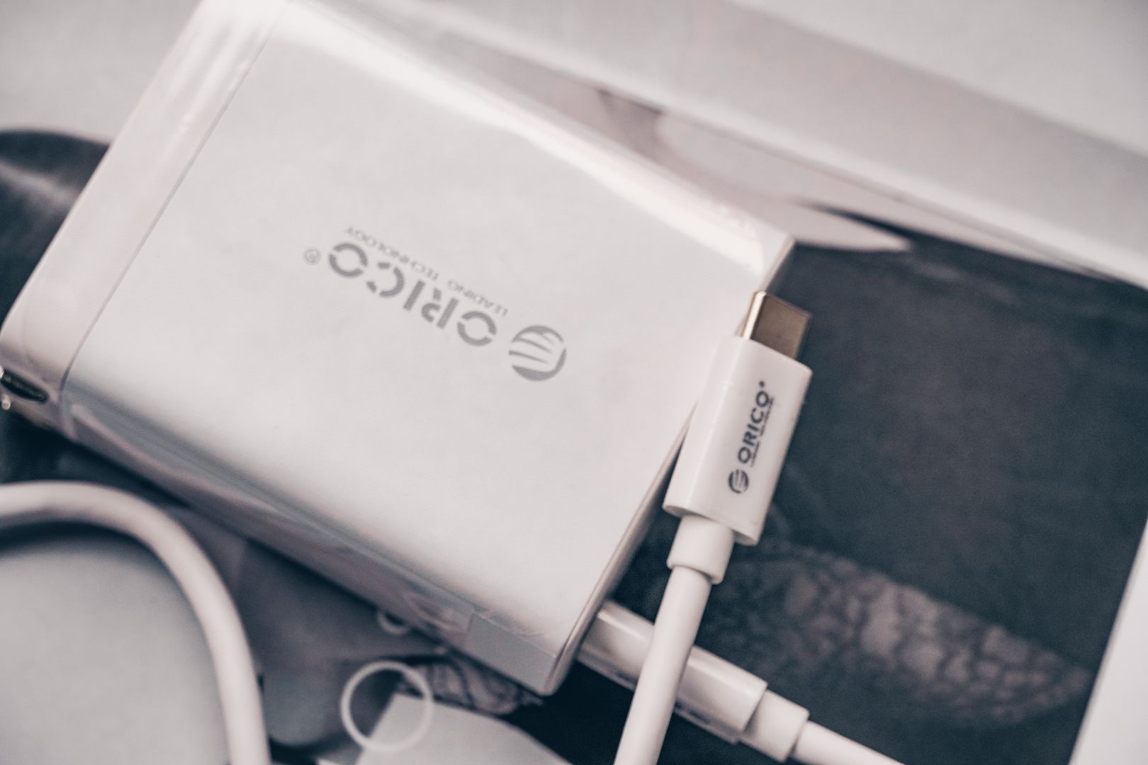 奥睿科|一个充电头能给四个设备充电-奥睿科100w充电器体验