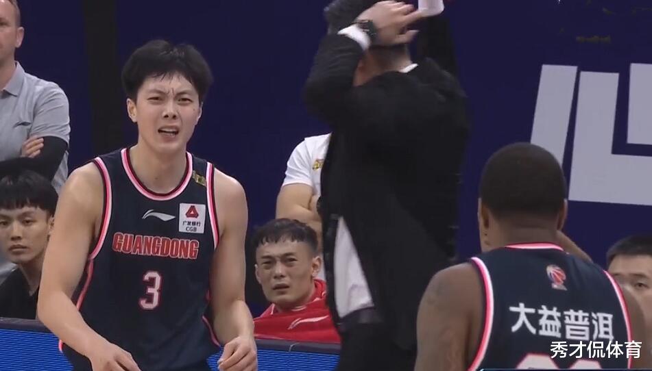 杜锋|莱多太菜了！杜锋特意暂停怒喷外援，低级失误后又上演死亡凝视